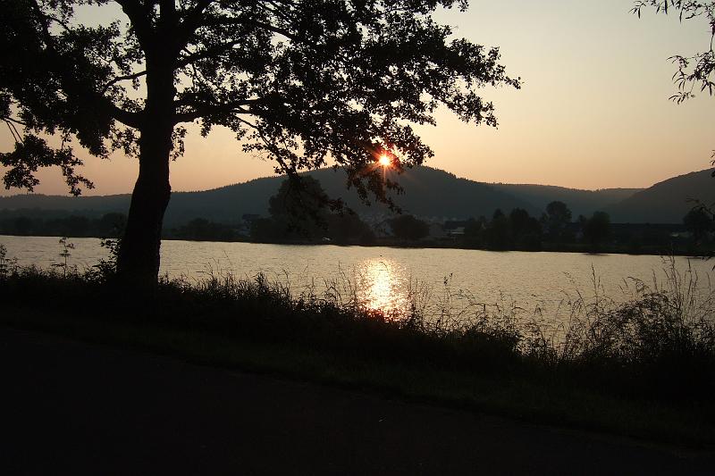 3-1-03 Konzer Moselufer.JPG - Und abends in Konz können wir sogar noch einen Sonnenuntergang am rechten Moselufer genießen